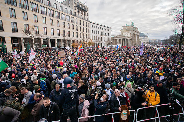 Demonstration gegen Corona-Einschränkungen 18.11.2020, Berlin: Teilnehmer stehen bei einer Demonstration gegen die Corona-Einschränkungen der Bundesregierung vor dem Brandenburger ...
