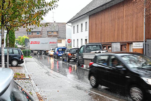 In den Stoßzeiten des Berufsverkehrs staut sich der Verkehr in Gurtweil regelmäßig.