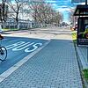 Hier im Bereich dieser Bushaltestelle an der Max-Stromeyer-Straße prügeln am Mittwochabend, 13. März, mehrere Männer aufeinander ein.