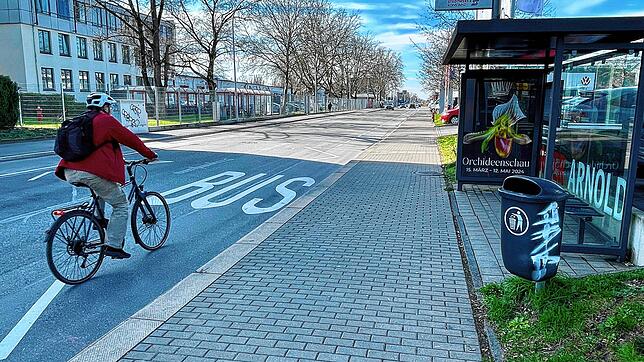 Hier im Bereich dieser Bushaltestelle an der Max-Stromeyer-Straße prügeln am Mittwochabend, 13. März, mehrere Männer aufeinander ein.