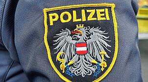 Das Emblem der österreichischen Polizei auf einer Uniform.