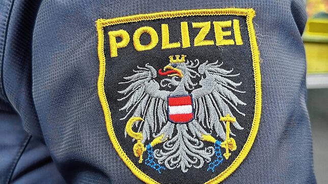 Das Emblem der österreichischen Polizei auf einer Uniform.