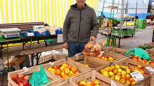 Markthändler Richard Keßler aus Schwerzen an seinem Waldshuter Wochenmarktstand &ndash; groß ist die Auswahl an verschiedenen Apfelsorten.