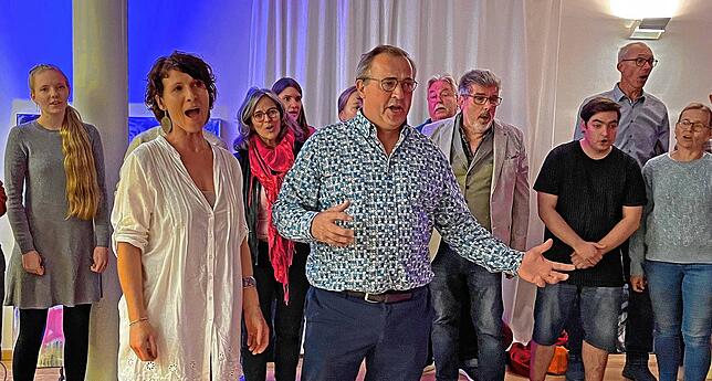 La Traviata auf dem „Fliegenden Teppich“: Isabell Marquardt und Gerhard Rimmele mit einem Teil des Chores der Kleinen Oper ...