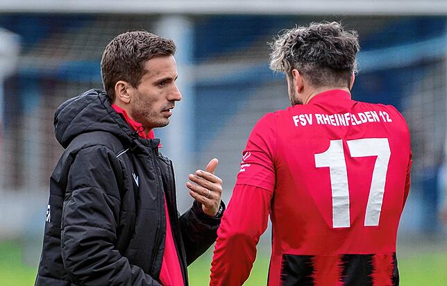 Trainer-Duo: Musa Musliu (links) und der spielende Coach Anton Weis vom FSV Rheinfelden besprechen ihren „Matchplan“.