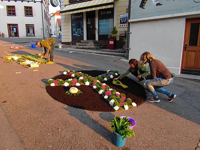 Die Frauengemeinschaft Meßkirch gestaltete diesen Blumenteppich mit einem Kreuz. Die Arbeiten begannen schon in aller Frühe.