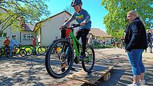 Schüler Hannes fährt beim Radaktionstag RadHelden@School in Schwenningen mit seinem Fahrrad ohne Probleme über eine Wippe. Bild: ...