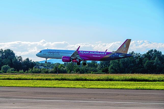 Mit einer Stunde Verspätung landete der Sonderflug aus Budapest in Friedrichshafen.