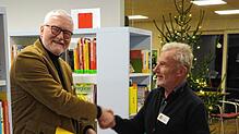 Friedemann Schmidt übergibt die Urkunde an Martin Dürr (rechts). Bild: Lindenhahn