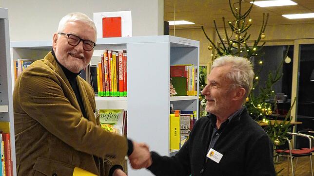 Friedemann Schmidt übergibt die Urkunde an Martin Dürr (rechts). Bild: Lindenhahn