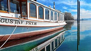 Ein Schiff an einem Anlegeplatz an der Überlinger Uferpromenade. Würde es an einem Tag um den See fahren, würde es sämtliche ...