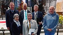 Große Ehre für Karl Wehrle (vorn, mit seiner Ehefrau Aniceta) im Münster. Der langjährige Reichenauer Kultur- und Tourismuschef wird für ...