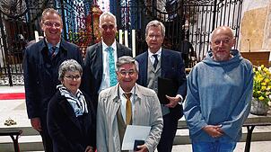 Große Ehre für Karl Wehrle (vorn, mit seiner Ehefrau Aniceta) im Münster. Der langjährige Reichenauer Kultur- und Tourismuschef wird für ...