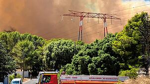 Rauch in der Nähe von Marseille auf. Der in Südfrankreich ausgebrochene Waldbrand hat den Rand der Hafenstadt erreicht.