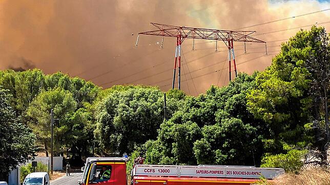 Rauch in der Nähe von Marseille auf. Der in Südfrankreich ausgebrochene Waldbrand hat den Rand der Hafenstadt erreicht.