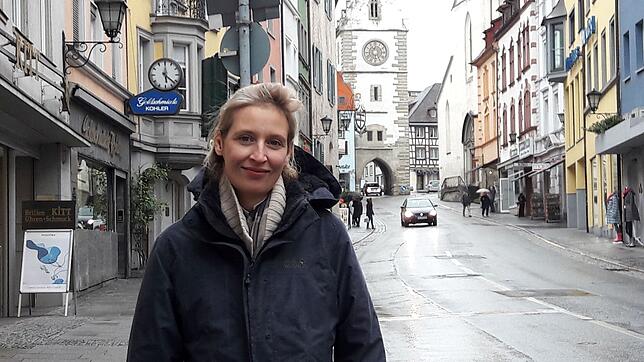 Alice Weidel hat in Überlingen einen Hauptwohnsitz. Das Bild zeigt sie in der Franziskanerstraße in Überlingen.