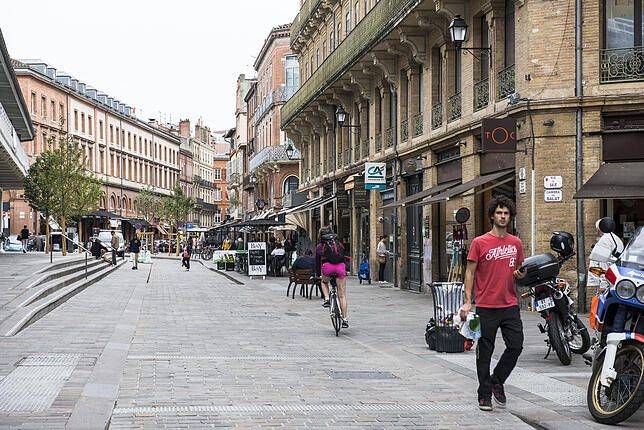 In dieser Straße, ganz in der Nähe des Rathauses, liegt die Markthalle &bdquo;Victor Hugo&ldquo;.