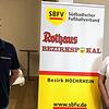 Auslosung: Staffelleiter Hanspeter Stein zog die Lose für vier Teilnehmer aus dem nicht ausgespielten Bezirkspokal des Bezirks ...