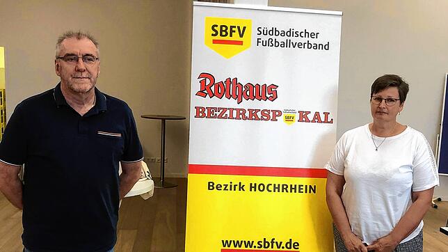 Auslosung: Staffelleiter Hanspeter Stein zog die Lose für vier Teilnehmer aus dem nicht ausgespielten Bezirkspokal des Bezirks ...