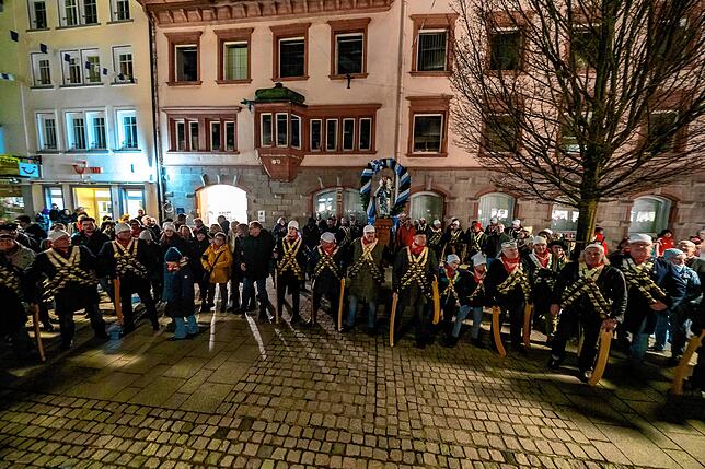 Vor dem Narrobrunnen in der Oberen Straße.