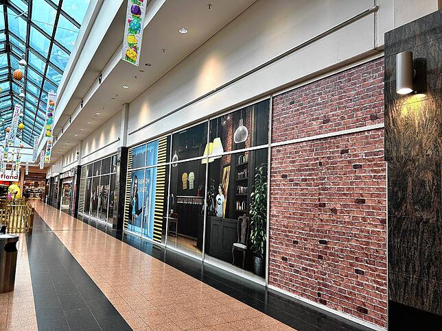 Der Modemarkt Adler steht bereits seit Längerem leer, die Schaufenster sind abgeklebt.