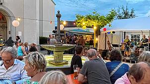 Das erste Dorfplatzfest in Thalheim kommt bei den Besuchern gut an. Es soll nun alle zwei Jahre stattfinden. Bild: Hubert Stekeler