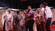 Das Dorftheater glänzt in der Höri-Halle mit einer vorweihnachtlichen Komödie (von links): Thomas Weber, Bettina Hotz, Anna Bruttel, ...