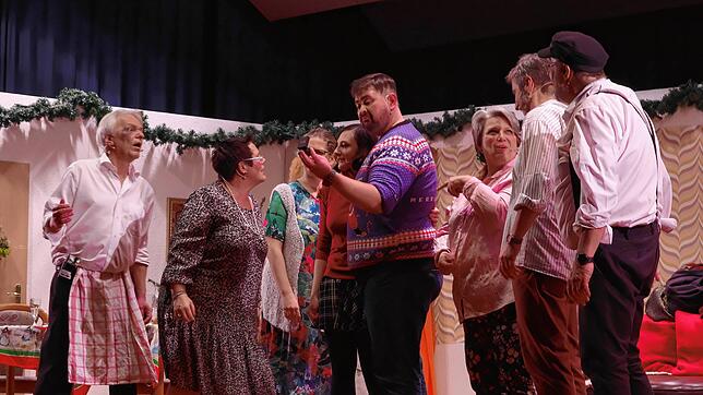 Das Dorftheater glänzt in der Höri-Halle mit einer vorweihnachtlichen Komödie (von links): Thomas Weber, Bettina Hotz, Anna Bruttel, ...