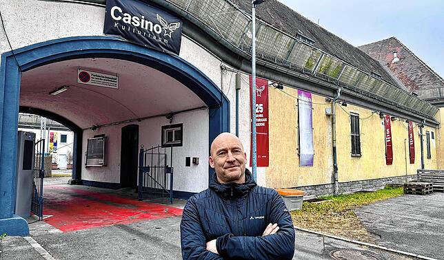 Claus-Michael Haydt vor dem Eingang zur Caserne. Dieser Gebäudeteil soll als erstes saniert und umgebaut werden.