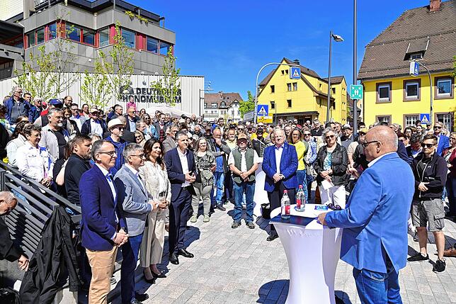 Bild 1: Tausende feiern St. Georgens neue Stadtmitte