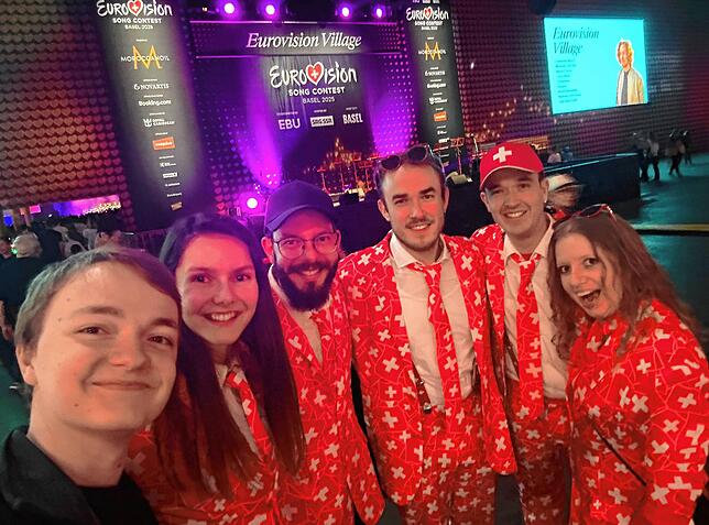SÜDKURIER-Reporter Christian Wiesenberg (im Bild ganz links) zusammen mit Fans im Eurovision Village.