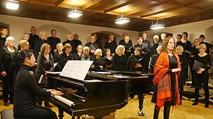 Ein eindrucksvolles Konzert boten die Sängerinnen und Sänger der 12. Inzigkofer Klassischen Chorwoche sowie Bariton Lucian Eller, ...