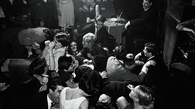 In den 60ern ging es noch hoch her: eine Party in der Pariser Castel&lsquo;s Disco um 1960.