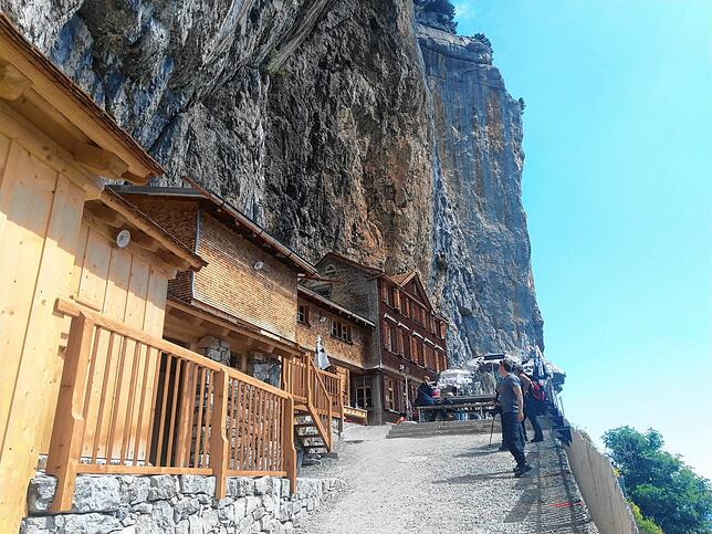 Bild 16: Normalerweise überrennen Touristen das Berggasthaus Aescher, doch wie sieht es dort jetzt aus? Wir nehmen Sie mit auf eine Wanderung