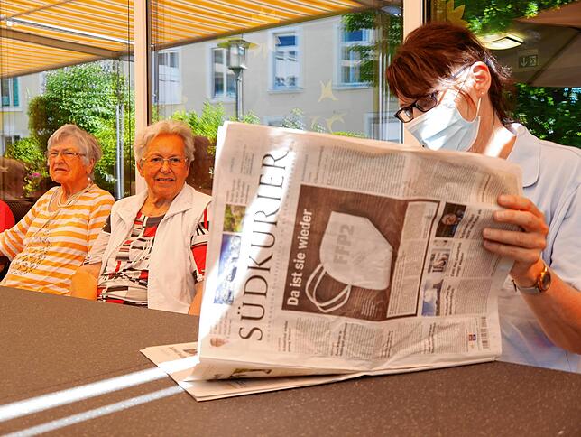 Bei der Zeitungsrunde wird in der Tagespflege munter über die Bericht im SÜDKURIER diskutiert (von links): Rosemarie Walter und Agnes ...