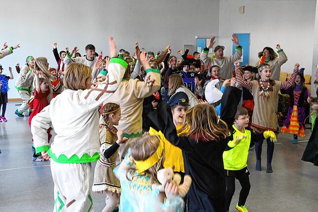Ausgelassene Stimmung in der Schule: Alle tanzen ausgelassen mit den Wolfbach-Rolli.