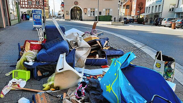 März 2023: Rund eine Woche lang lag dieser Müllberg in der Hauptstraße. Bei den Abfuhren für Altholz und Sperrmüll wurde nur ein Teil ...