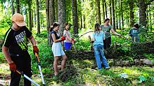 Gemeinsam mit Waldpädagogin Vera Kreutle (zweite von rechts) und ihrem Kollegen Sebastian Wagner bauen die Kinder ein Waldsofa. Bild: ...