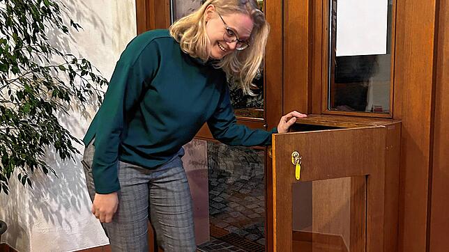 Hauptamtsleiterin Carina Walenciak überzeugt sich am Montagabend um 18 Uhr davon, ob weitere Bewerbungen für die Bürgermeisterwahl ...