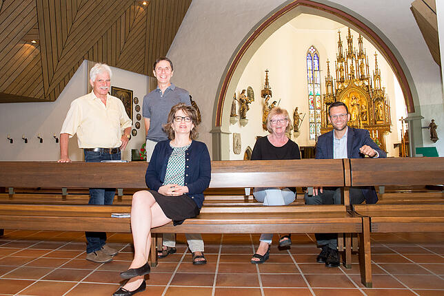 Brigitte Mohn (vorn) ist im Kreisarchiv für die Organisation des Tags zuständig. Harald Buckenmaier (links) wird durch die Kirche St. ...