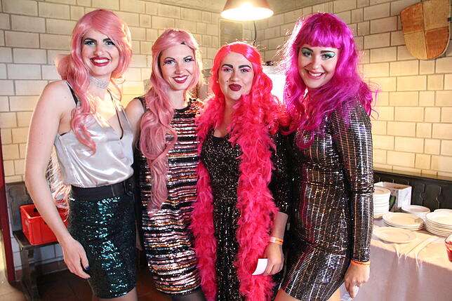 Bild 4: Glitzer, Gold und Pink: So ausgefallen, bunt und kreativ waren die Kostüme der Besucherinnen des Damenkaffees in Liggeringen