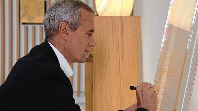Damit niemand vergessen wird: Christoph Labuhn, einer der beiden Seelsorger am Krankenhaus in Singen, schreibt einen Namen auf die Stele ...