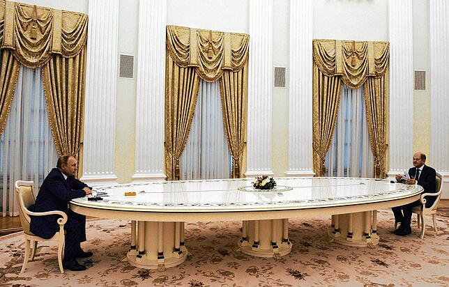 Vor dem Einmarsch in die Ukraine traf sich Russlands Präsident Wladimir Putin (links) mit Olaf Scholz. Der Kanzler konnte Putin nicht ...
