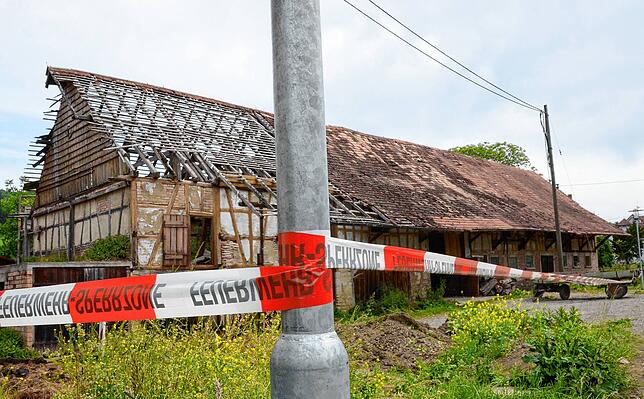 In der Scheune an der Möggenweiler Straße mussten gleich zwei Brandherde bekämpft werden.