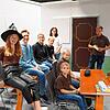 Sie proben für das Kindertheater des Narrenvereins Clown und Römer (auf dem Tisch, von vorne): Verena Ritzi, Nico Spälte, Robin Thoma, ...