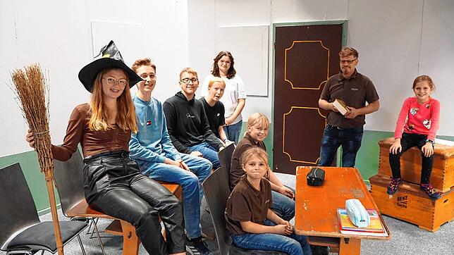 Sie proben für das Kindertheater des Narrenvereins Clown und Römer (auf dem Tisch, von vorne): Verena Ritzi, Nico Spälte, Robin Thoma, ...