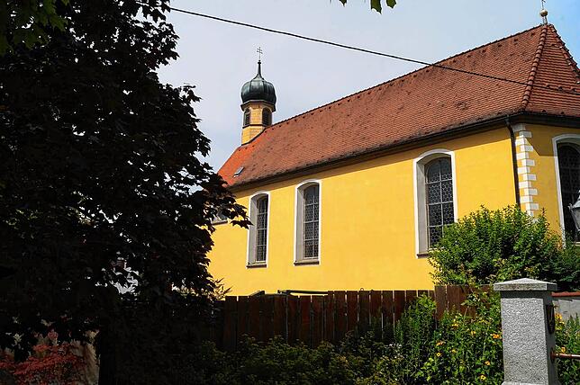 So wie die Dorf- Kirche St. Peter und Paul heute zu sehen ist, entstand sie im Jahr 1696.
