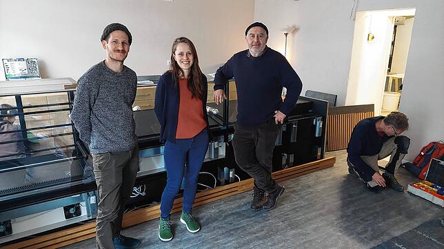 Aaron Eckenfels, seine Freundin Mara Schamberger und Eugen Bücheler (von links) stehen im künftigen Verkaufsraum ihrer Allmannsdorfer ...