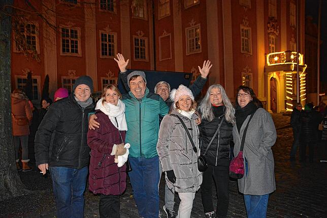 Die bunt gemischte Truppe aus verschiedenen Orten der Region freute sich am Samstagabend auf Partyspaß mit DeeJay Chris mit Musik aus ...