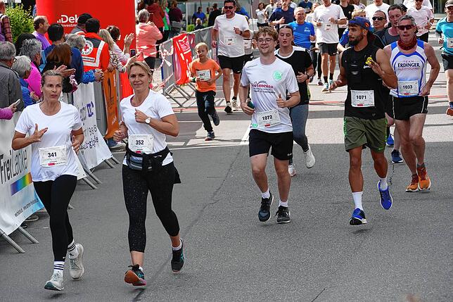 Bild 18: Donaueschingen schnürt die Laufschuhe. Schutzengellauf für den guten Zweck bringt 11000 Euro ein.